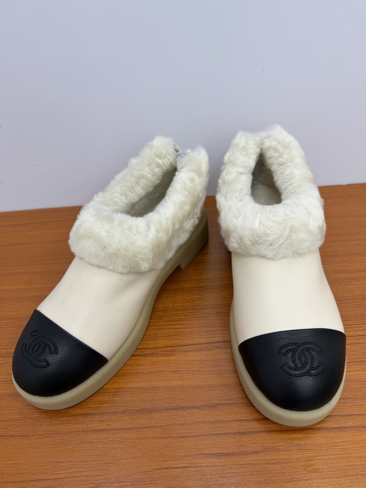Pair of white and black luxury leather loafers with white fur lining and embossed logo on toe cap - Hình 7