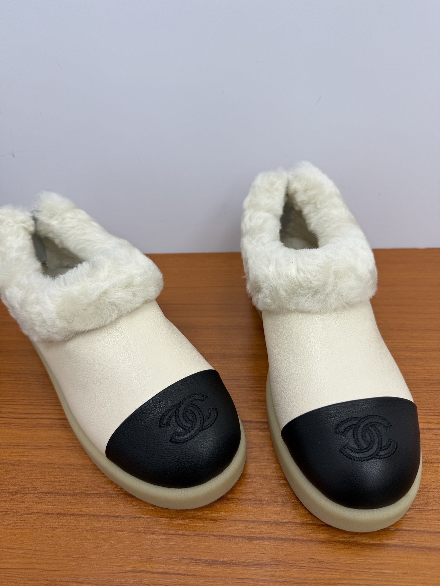 Pair of white and black luxury leather loafers with white fur lining and embossed logo on toe cap - Hình 5