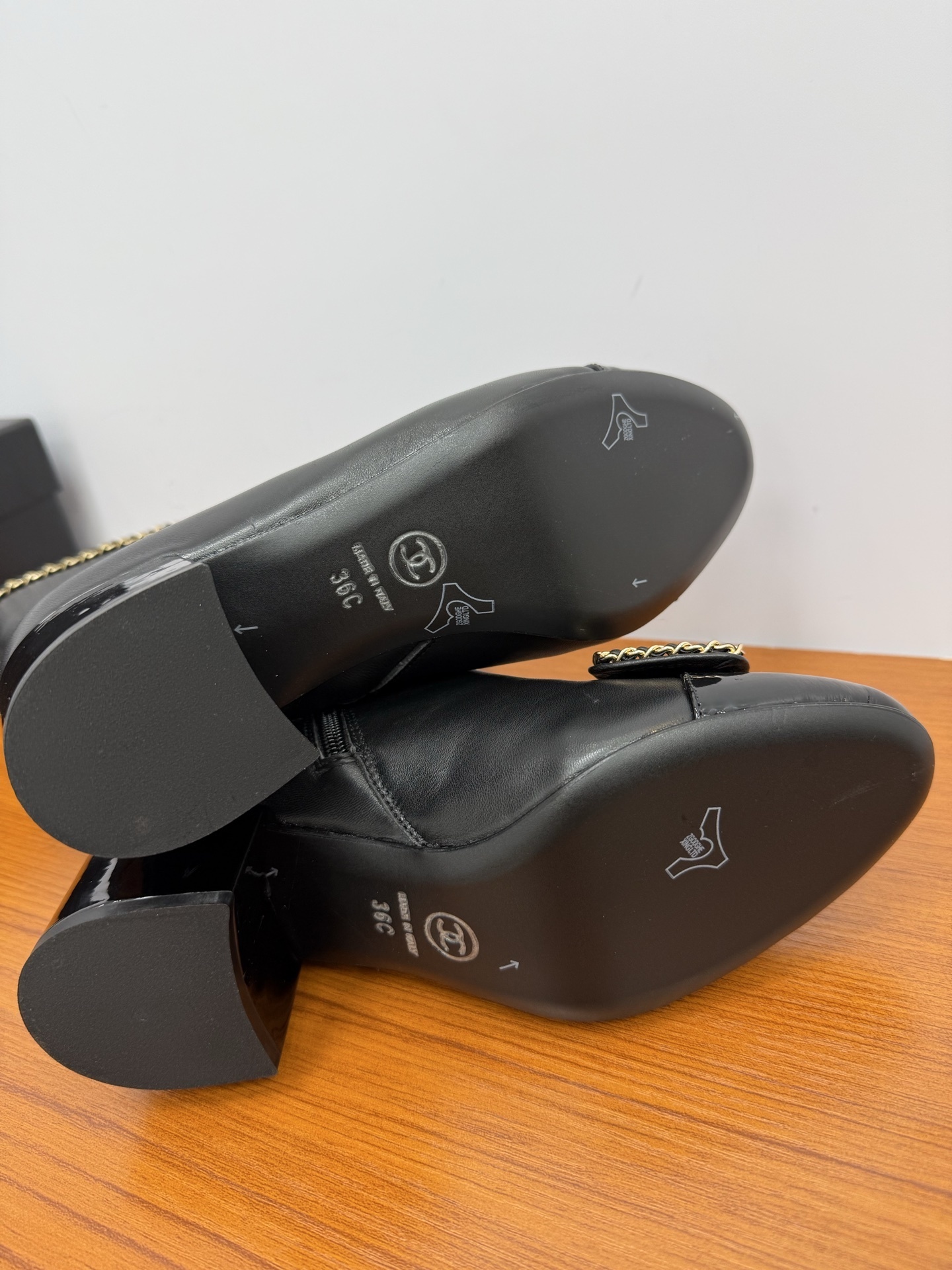 Pair of Chanel black leather ankle boots with patent toe caps, gold chain trim, and CC logo bows. - Hình 8