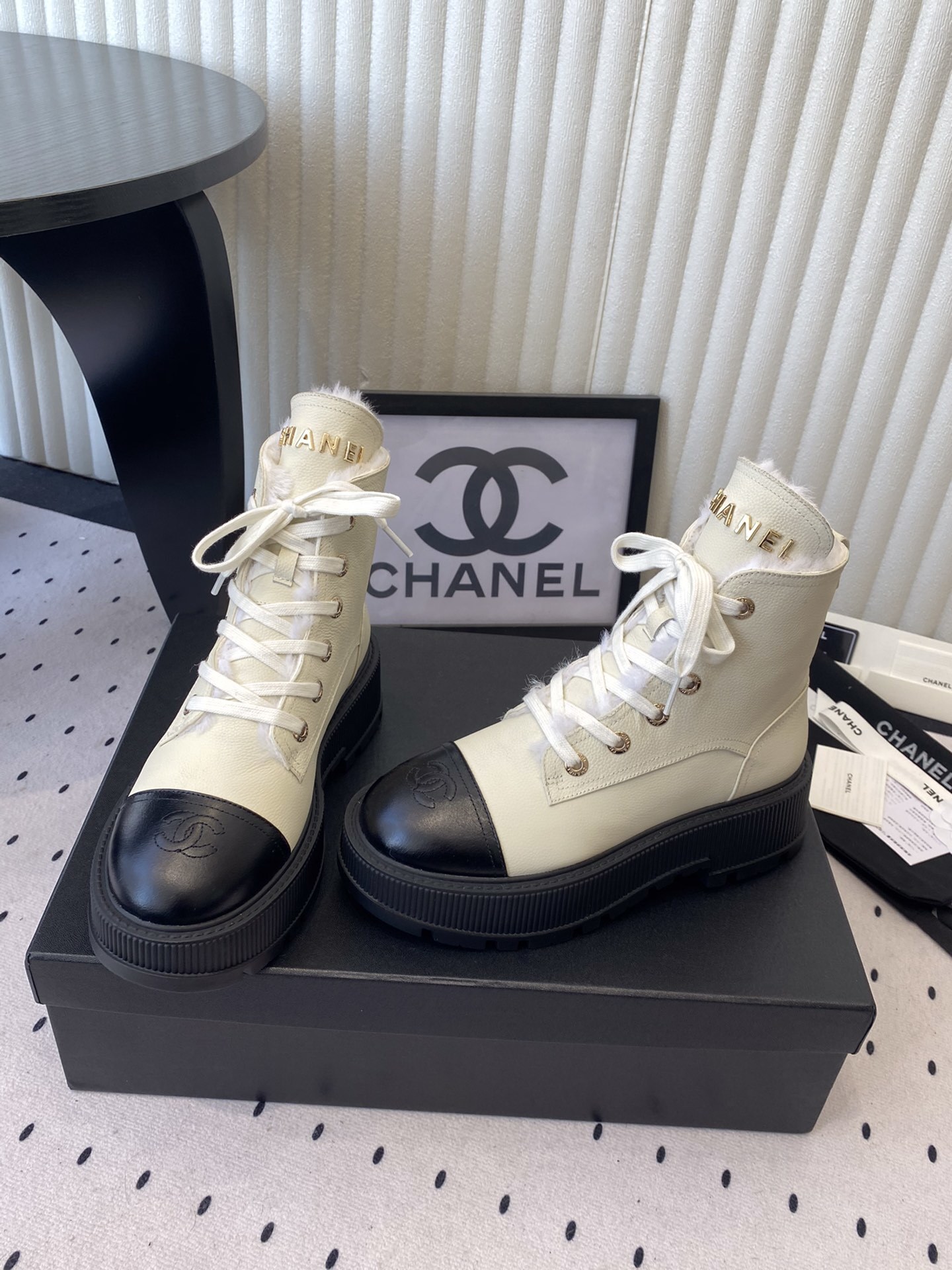 Chanel beige and black two-tone lace-up combat boots with shearling lining and chunky platform soles. - Hình 8