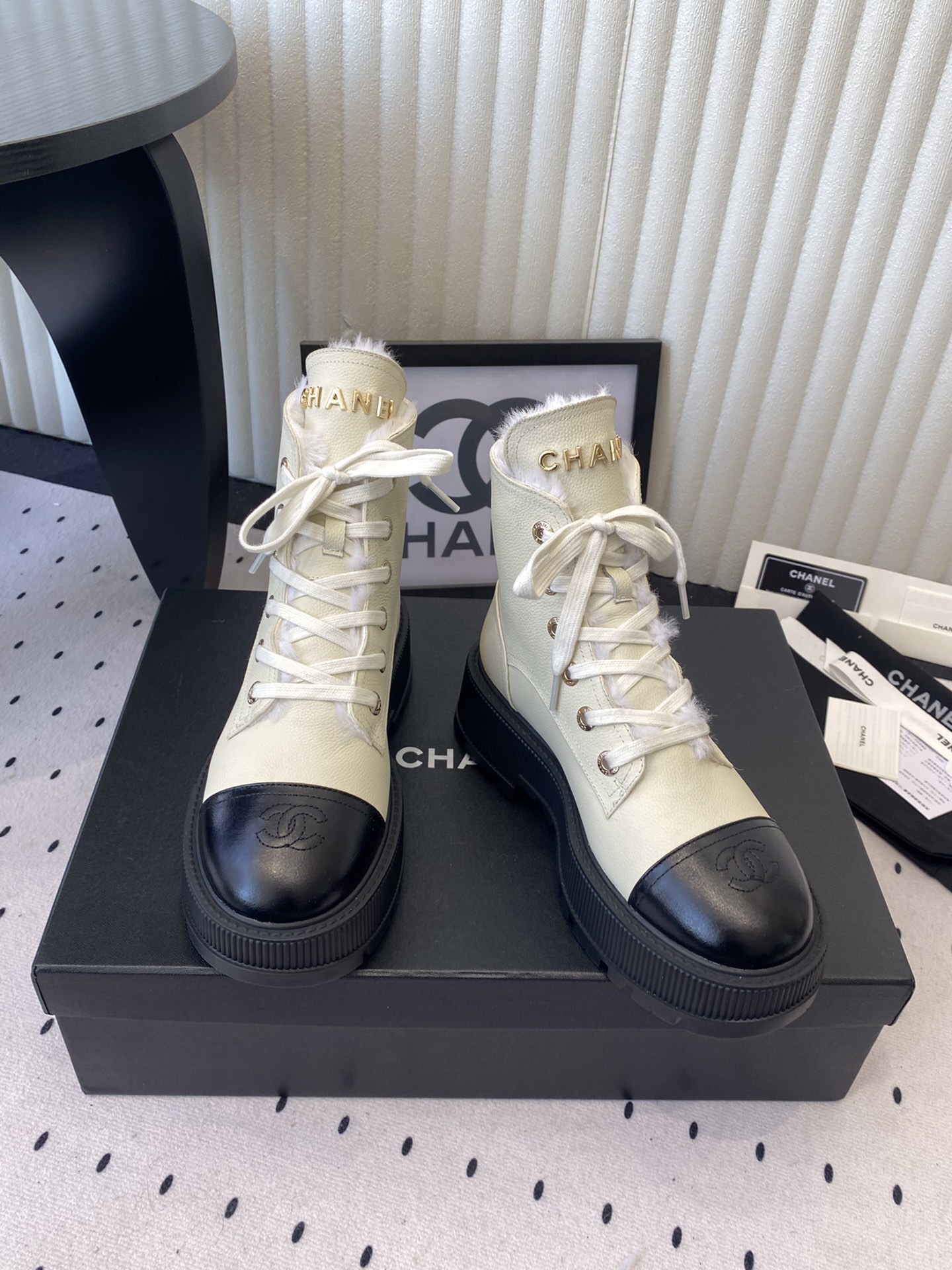 Chanel beige and black two-tone lace-up combat boots with shearling lining and chunky platform soles. - Hình 7