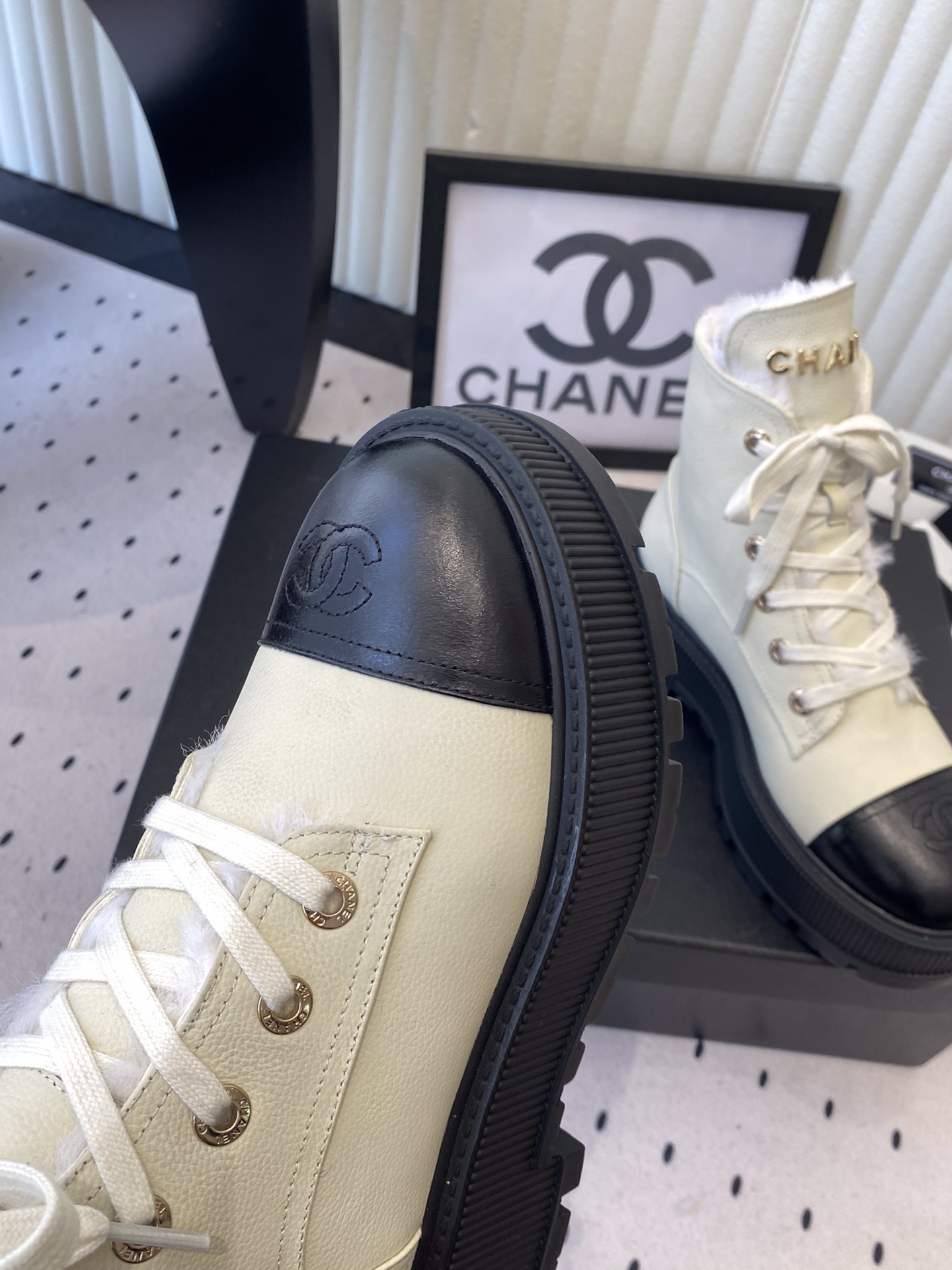 Chanel beige and black two-tone lace-up combat boots with shearling lining and chunky platform soles. - Hình 6