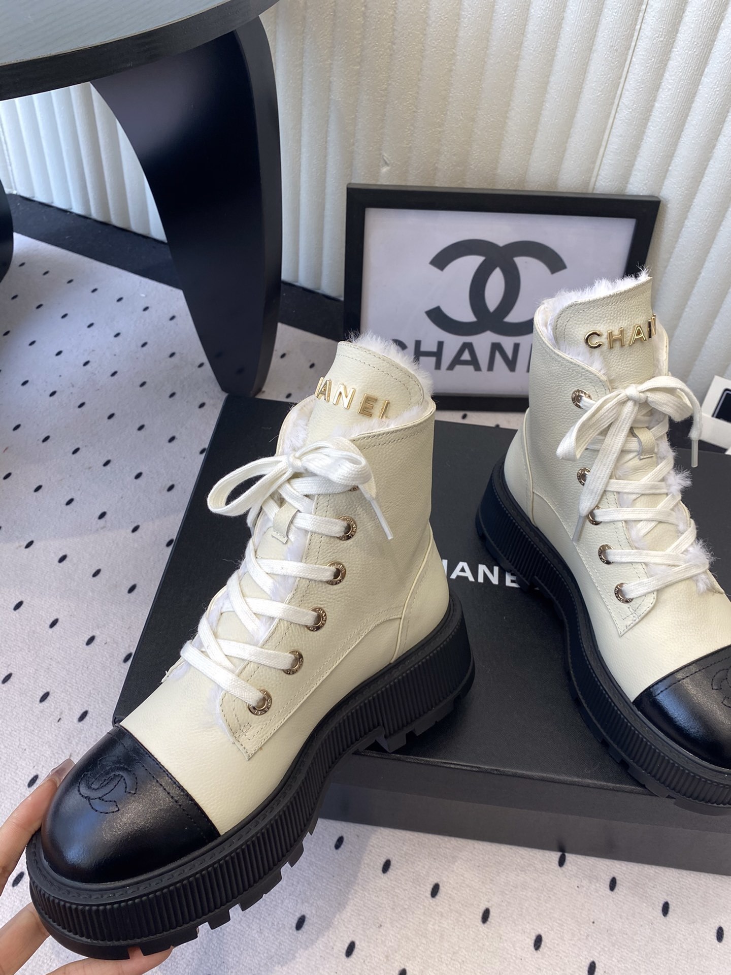 Chanel beige and black two-tone lace-up combat boots with shearling lining and chunky platform soles. - Hình 5