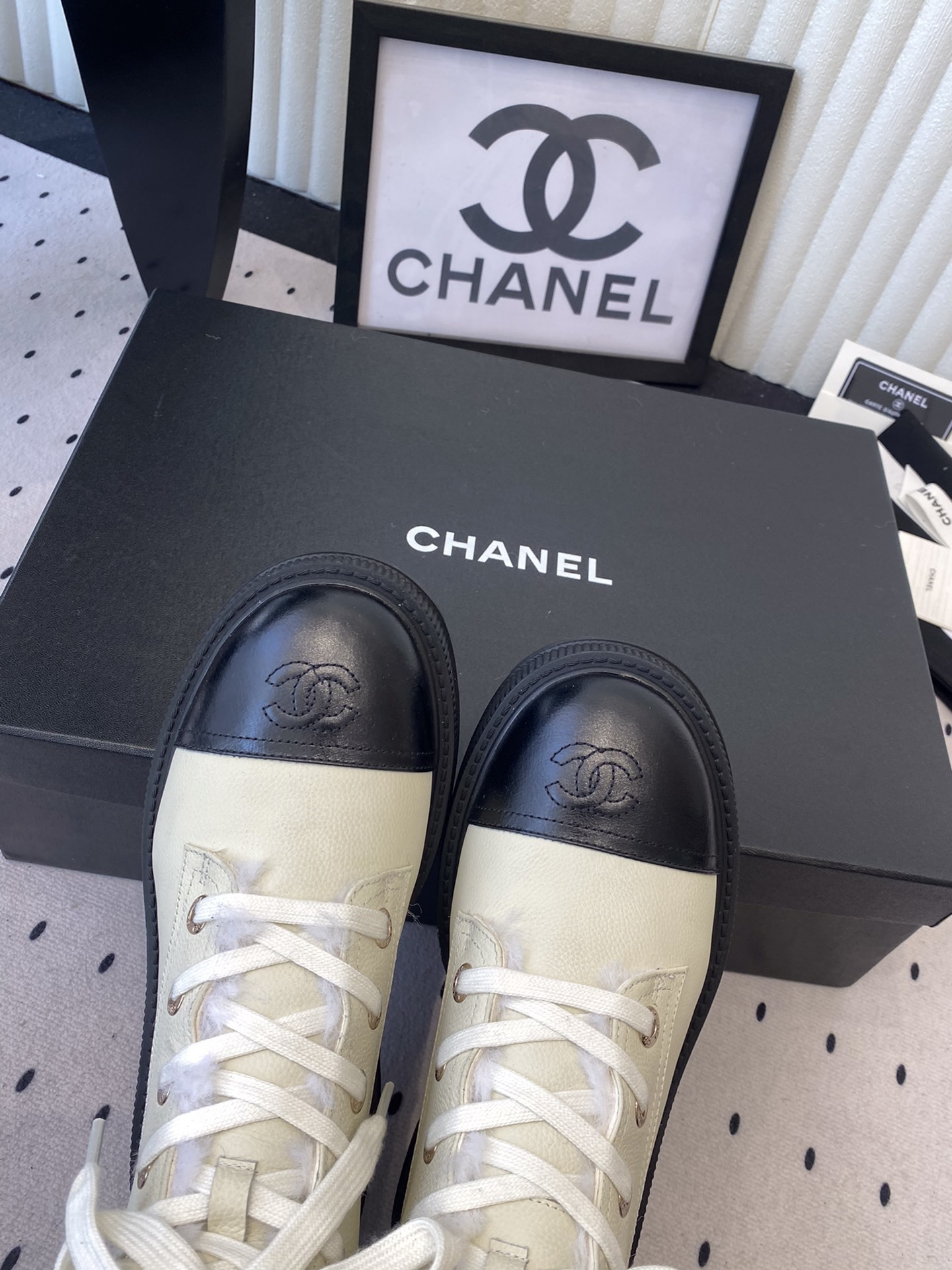 Chanel beige and black two-tone lace-up combat boots with shearling lining and chunky platform soles. - Hình 4