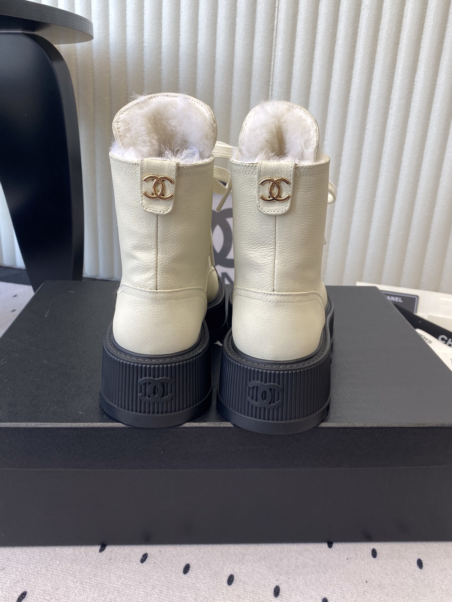 Chanel beige and black two-tone lace-up combat boots with shearling lining and chunky platform soles. - Hình 3