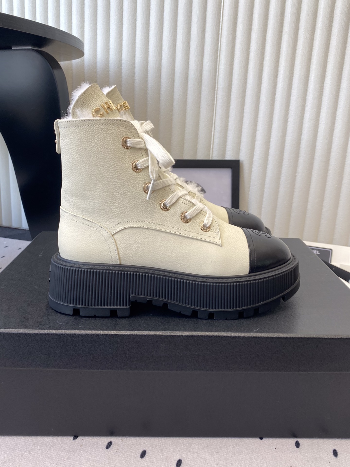 Chanel beige and black two-tone lace-up combat boots with shearling lining and chunky platform soles. - Hình 2