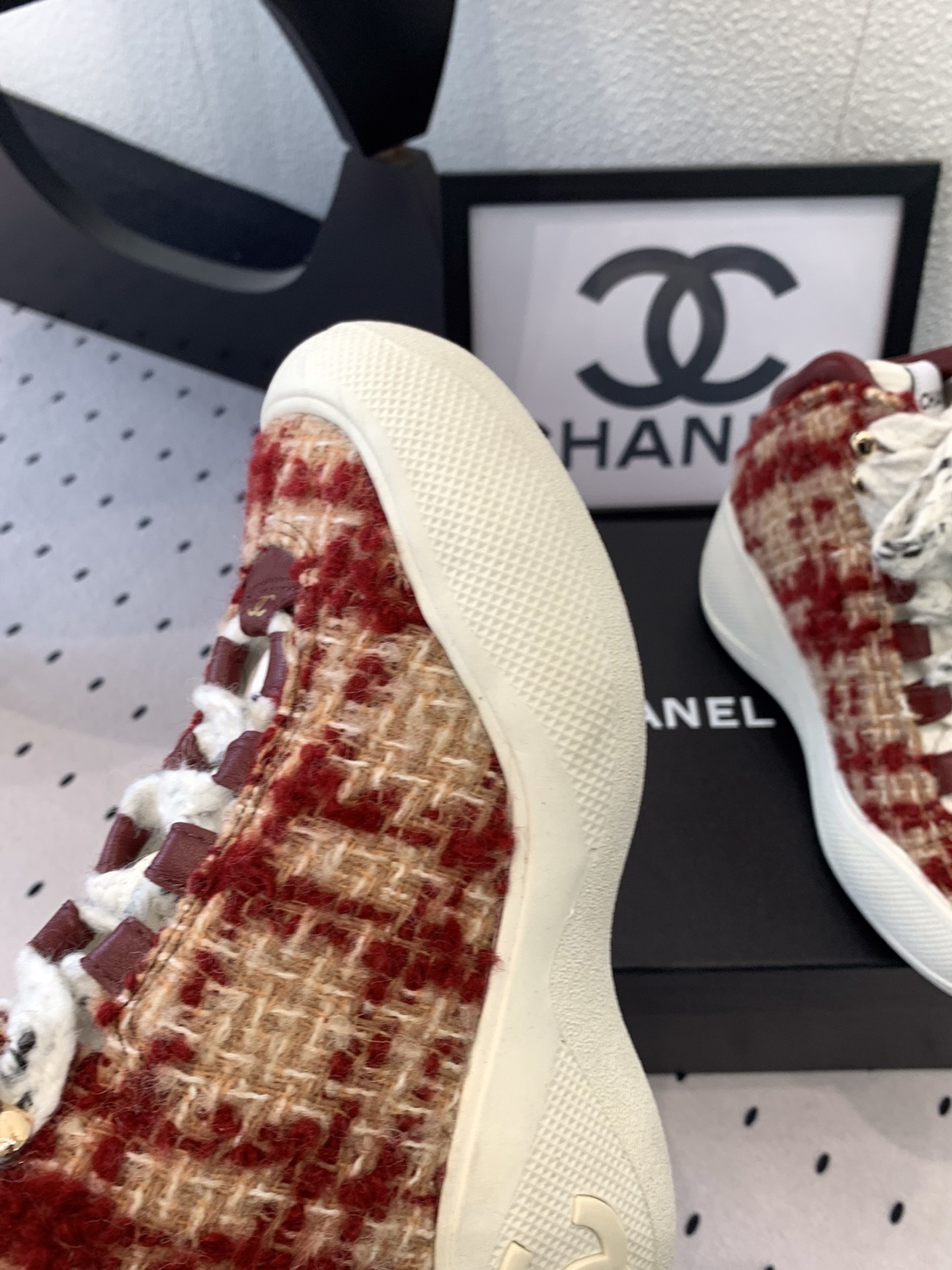 Chanel high-top sneakers in red and beige tweed with chunky white soles and embossed CC logo on a black display box. - Hình 7