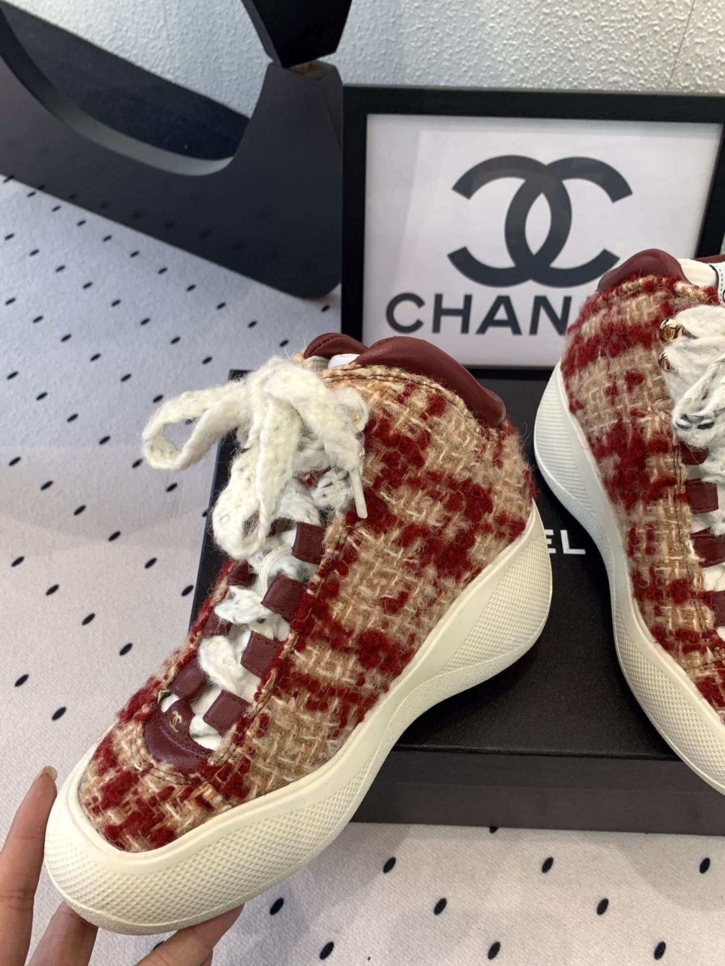 Chanel high-top sneakers in red and beige tweed with chunky white soles and embossed CC logo on a black display box. - Hình 5