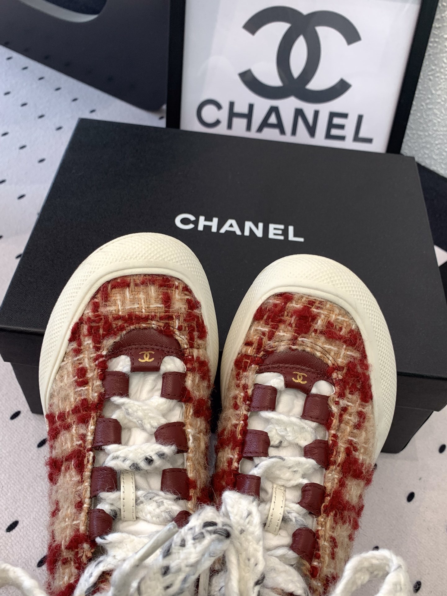 Chanel high-top sneakers in red and beige tweed with chunky white soles and embossed CC logo on a black display box. - Hình 4