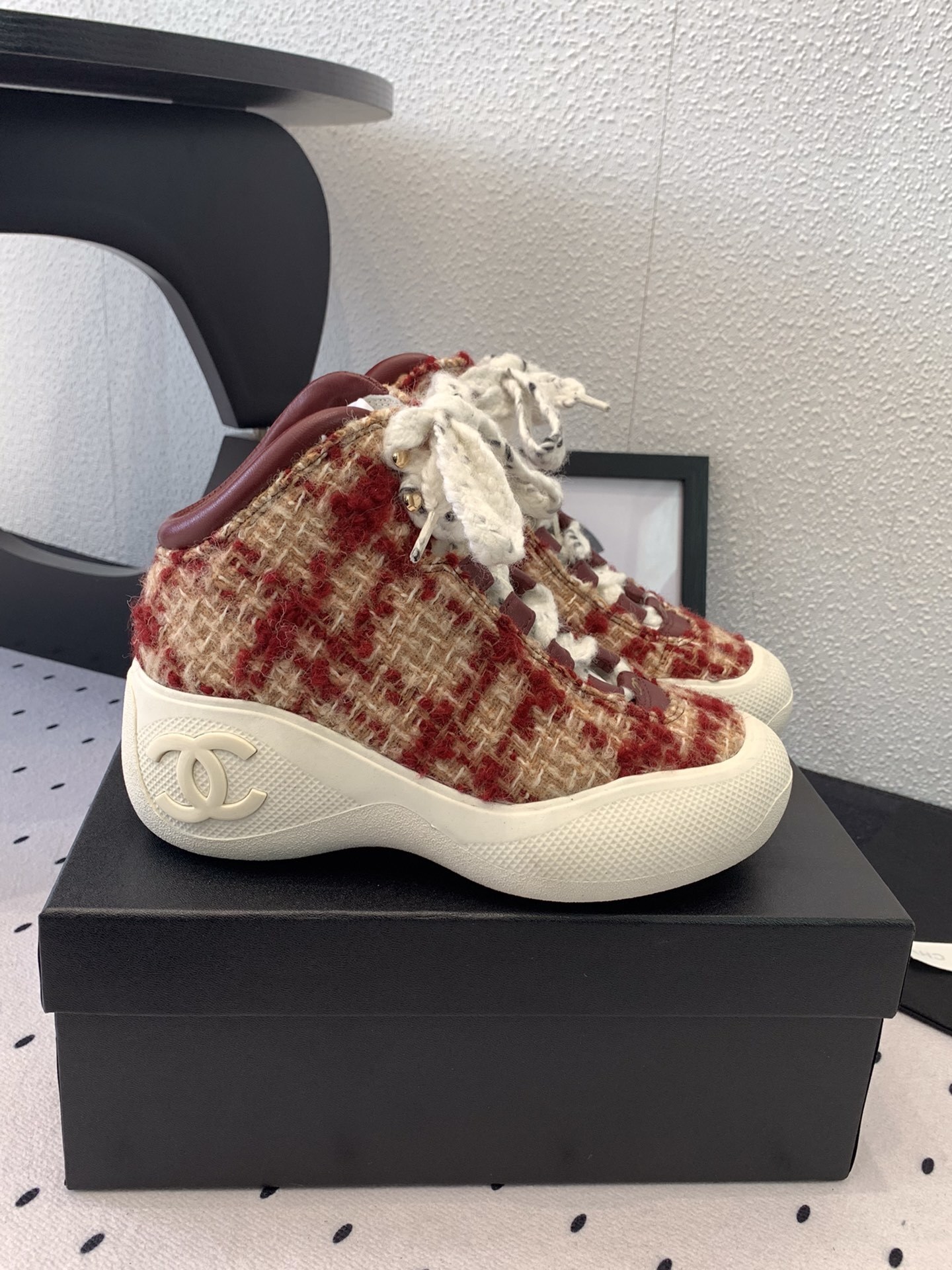 Chanel high-top sneakers in red and beige tweed with chunky white soles and embossed CC logo on a black display box. - Hình 2