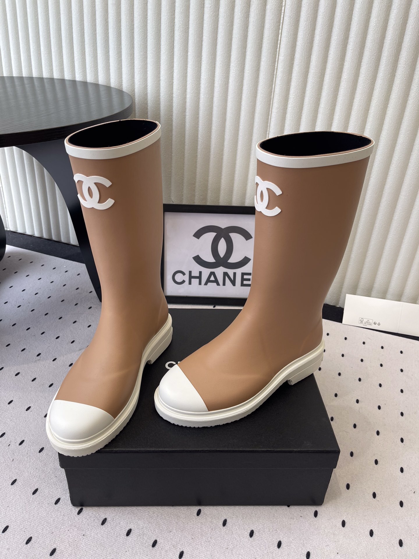 A pair of Chanel tall rain boots in beige and white featuring the CC logo on the front - Hình 8
