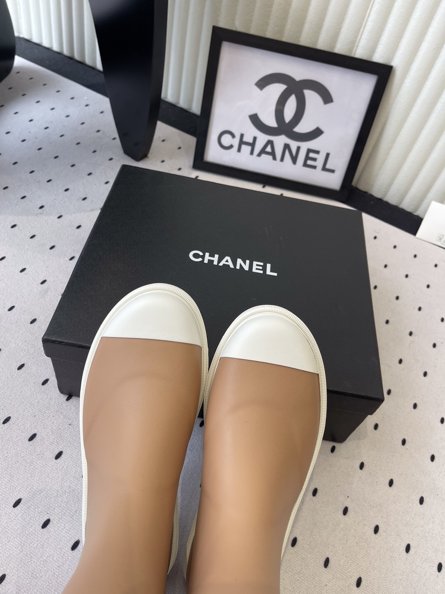 A pair of Chanel tall rain boots in beige and white featuring the CC logo on the front - Hình 4