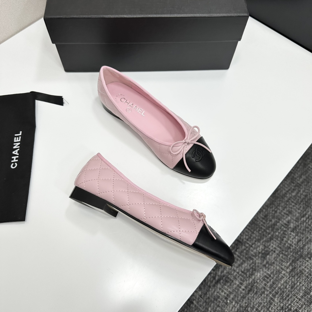 A pair of Chanel pink quilted leather ballet flats with black cap toes and CC logo on a black presentation box. - Hình 10