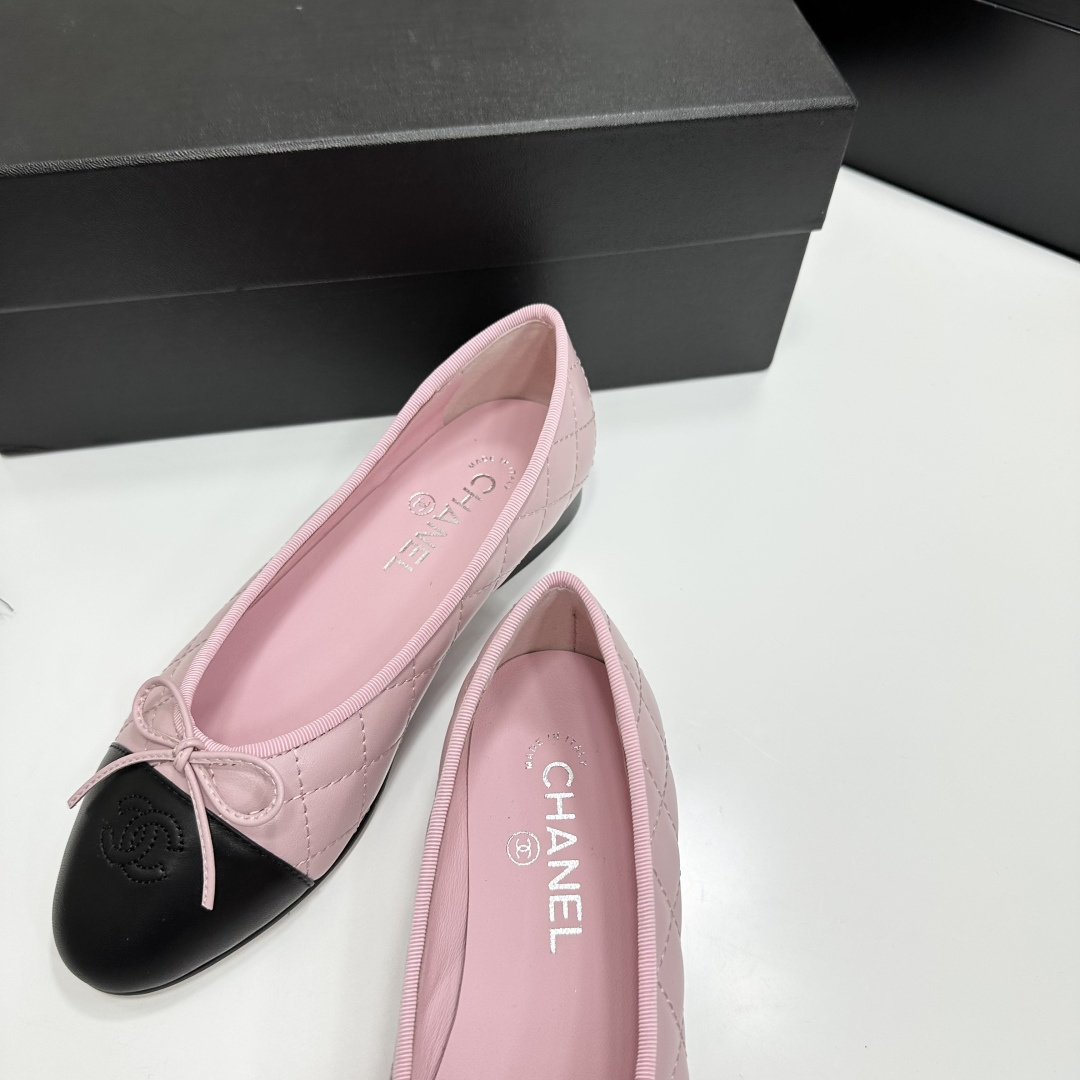 A pair of Chanel pink quilted leather ballet flats with black cap toes and CC logo on a black presentation box. - Hình 8
