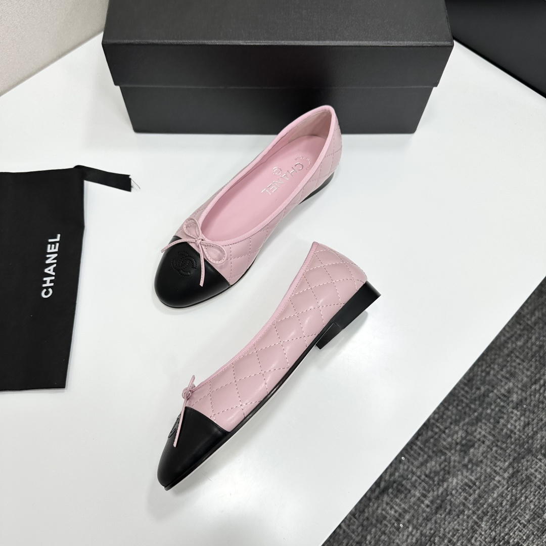 A pair of Chanel pink quilted leather ballet flats with black cap toes and CC logo on a black presentation box. - Hình 7