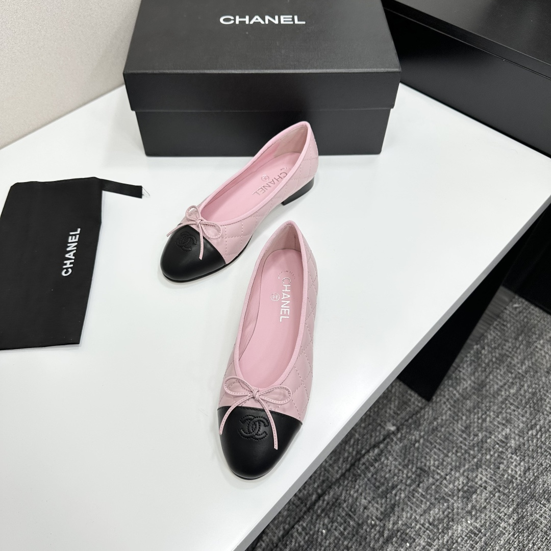 A pair of Chanel pink quilted leather ballet flats with black cap toes and CC logo on a black presentation box. - Hình 6