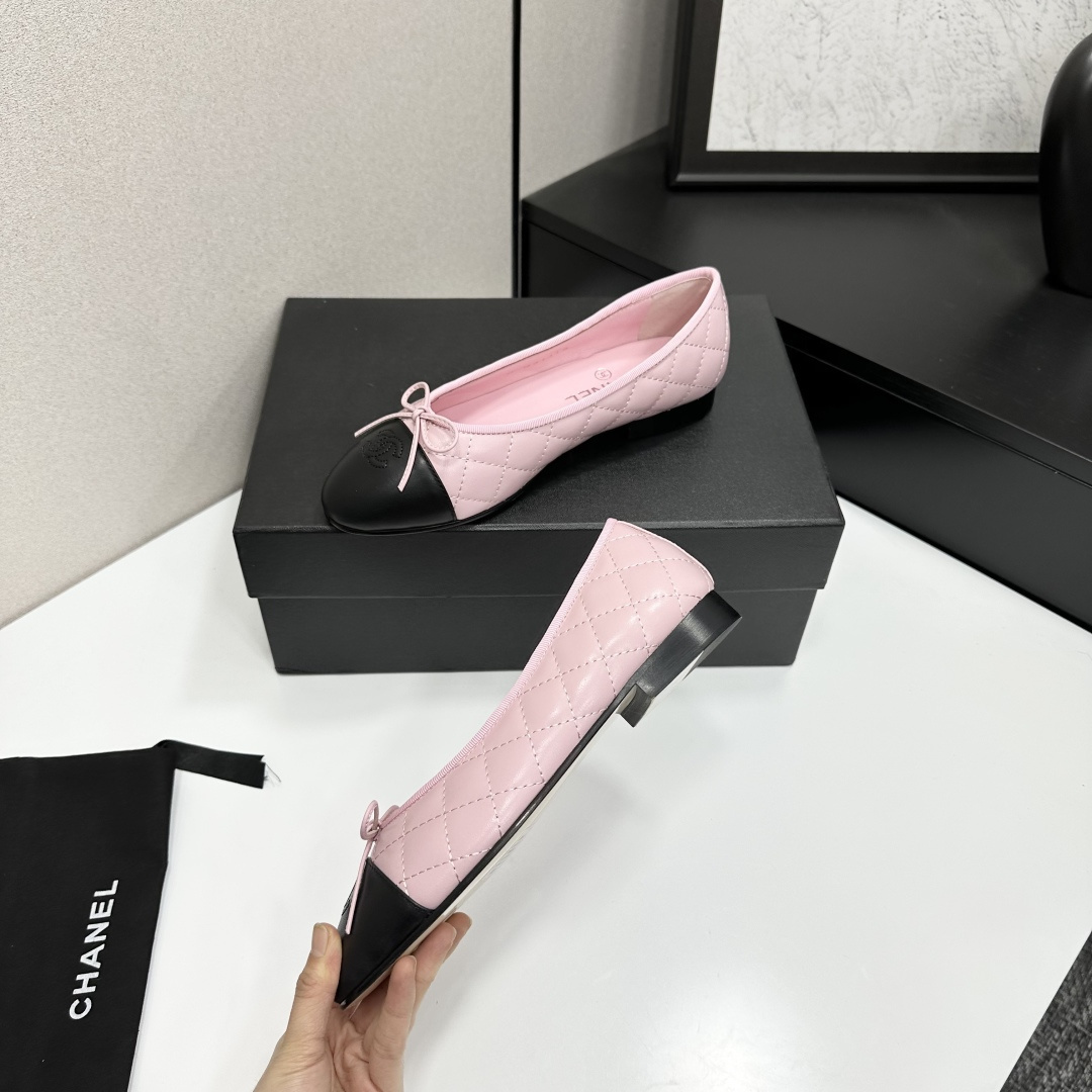 A pair of Chanel pink quilted leather ballet flats with black cap toes and CC logo on a black presentation box. - Hình 4