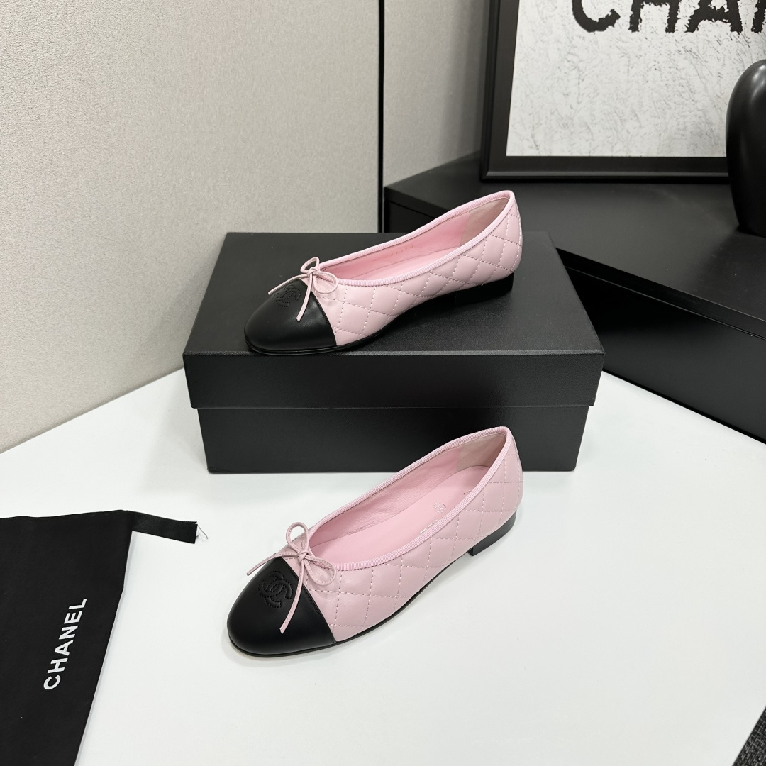 A pair of Chanel pink quilted leather ballet flats with black cap toes and CC logo on a black presentation box. - Hình 3