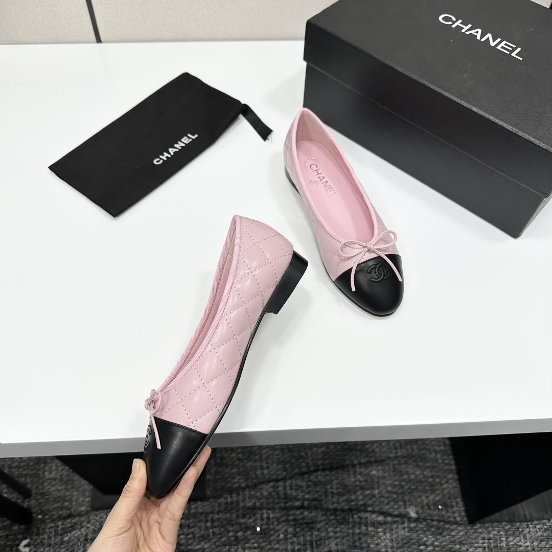 A pair of Chanel pink quilted leather ballet flats with black cap toes and CC logo on a black presentation box. - Hình 2