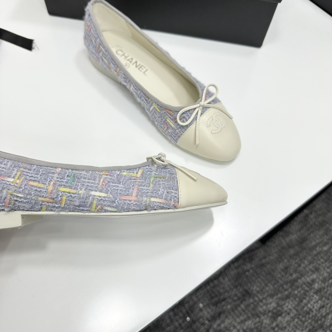Luxury Chanel ballet flats in light blue tweed with cream leather toe cap and interlocking C logo - Hình 10