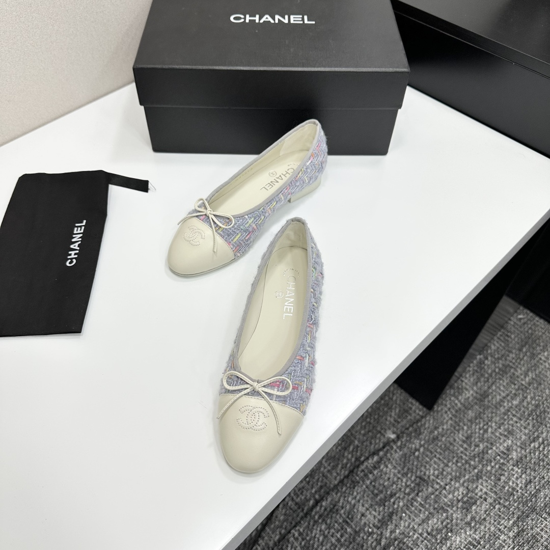Luxury Chanel ballet flats in light blue tweed with cream leather toe cap and interlocking C logo - Hình 6