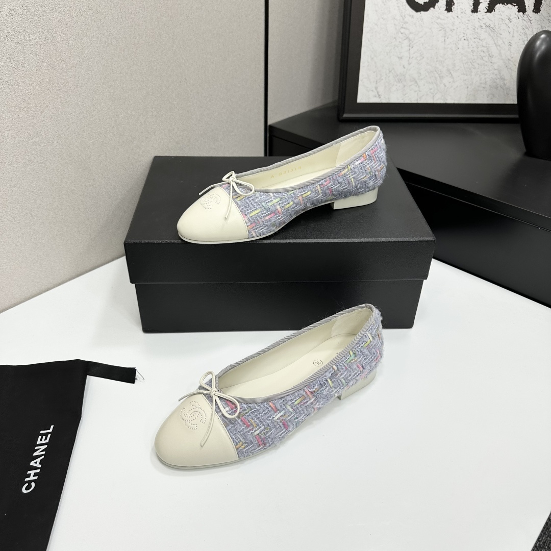 Luxury Chanel ballet flats in light blue tweed with cream leather toe cap and interlocking C logo - Hình 3