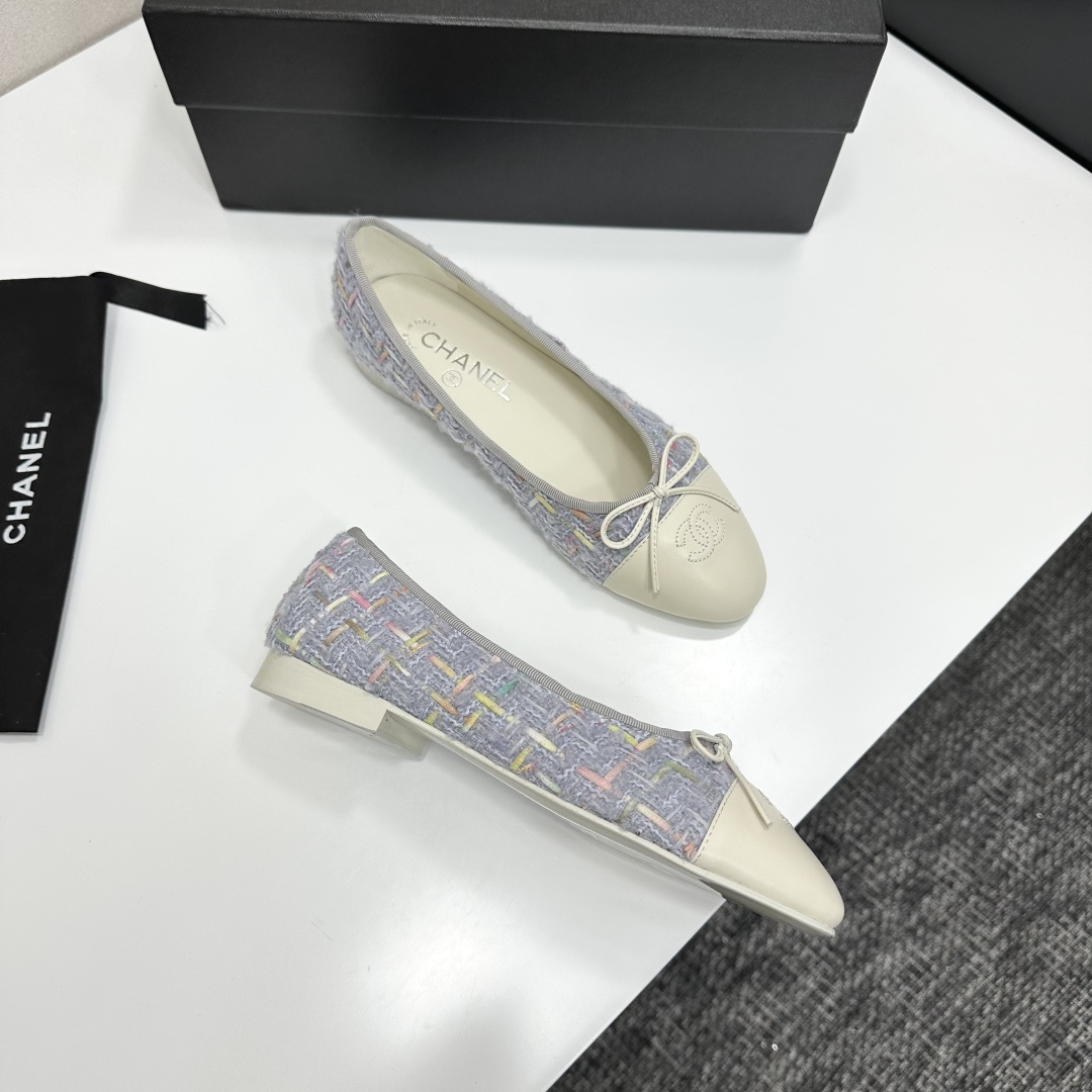 Luxury Chanel ballet flats in light blue tweed with cream leather toe cap and interlocking C logo - Hình 2