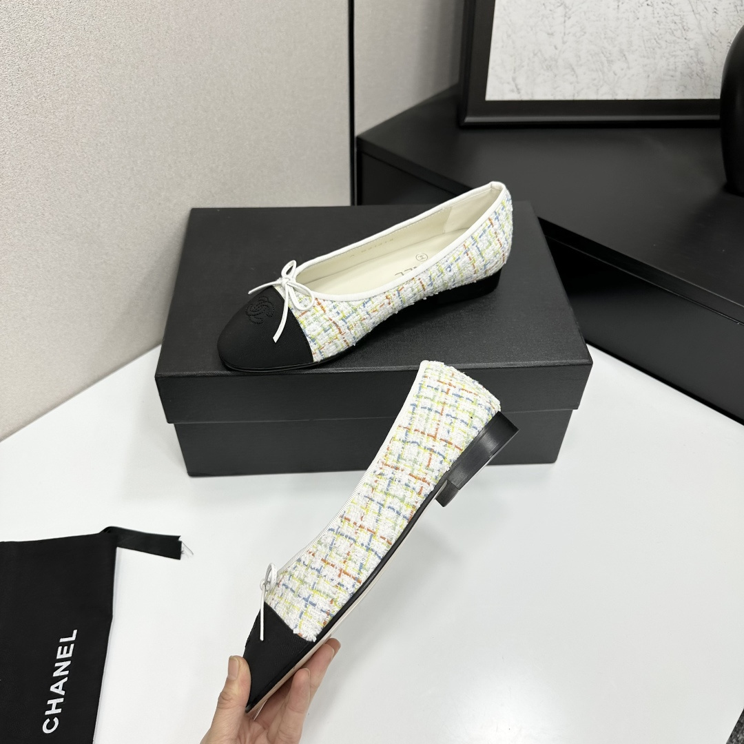 Chanel multi-color tweed ballerina flats with black toe caps and white bows displayed on a black box - Hình 4