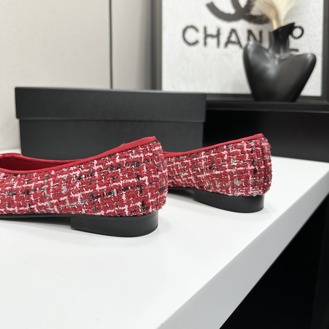A pair of luxury Chanel ballet flats made of red tweed with black cap toes and CC logo on a black designer box - Hình 8