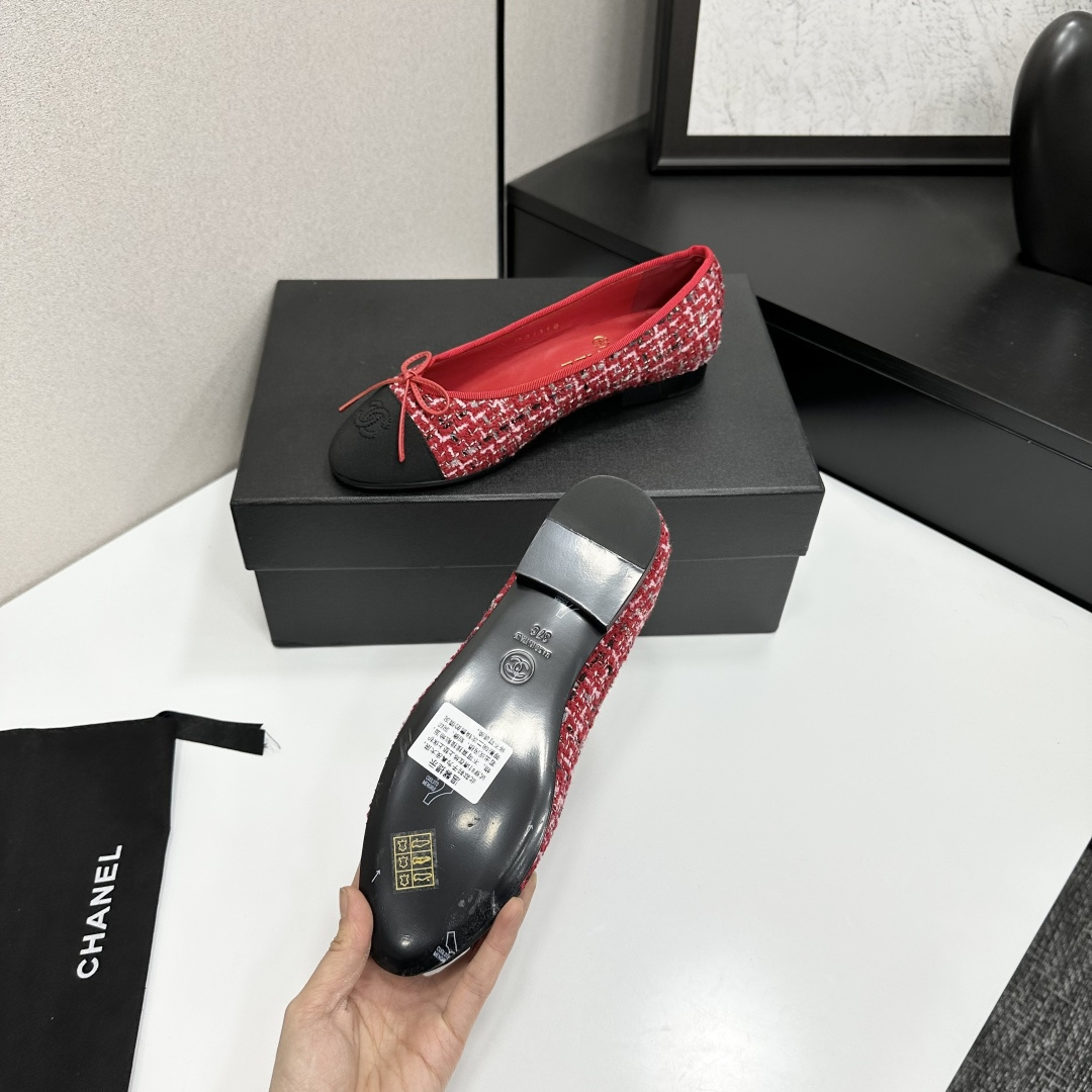 A pair of luxury Chanel ballet flats made of red tweed with black cap toes and CC logo on a black designer box - Hình 5