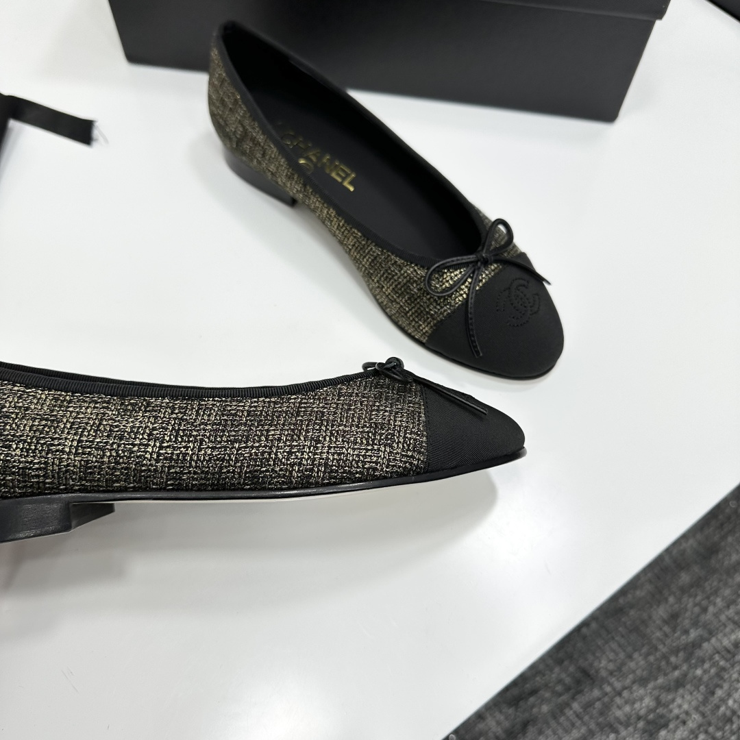 Luxurious Chanel ballet flats featuring a gold and black tweed pattern with a black CC logo toe cap. - Hình 9