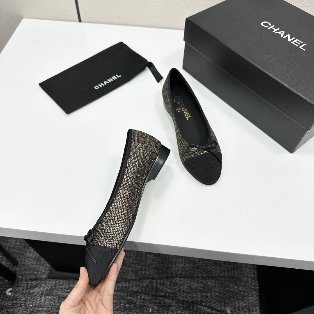 Luxurious Chanel ballet flats featuring a gold and black tweed pattern with a black CC logo toe cap. - Hình 8