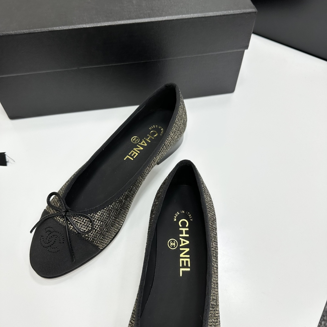 Luxurious Chanel ballet flats featuring a gold and black tweed pattern with a black CC logo toe cap. - Hình 7