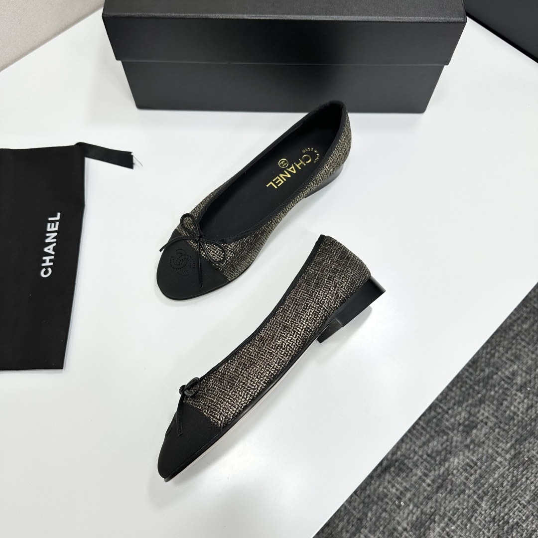 Luxurious Chanel ballet flats featuring a gold and black tweed pattern with a black CC logo toe cap. - Hình 6