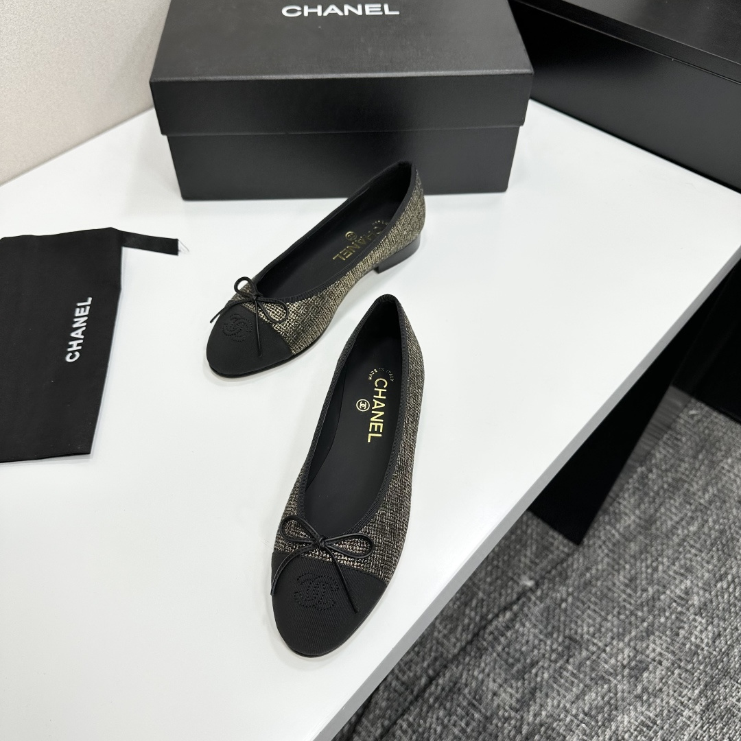 Luxurious Chanel ballet flats featuring a gold and black tweed pattern with a black CC logo toe cap. - Hình 5