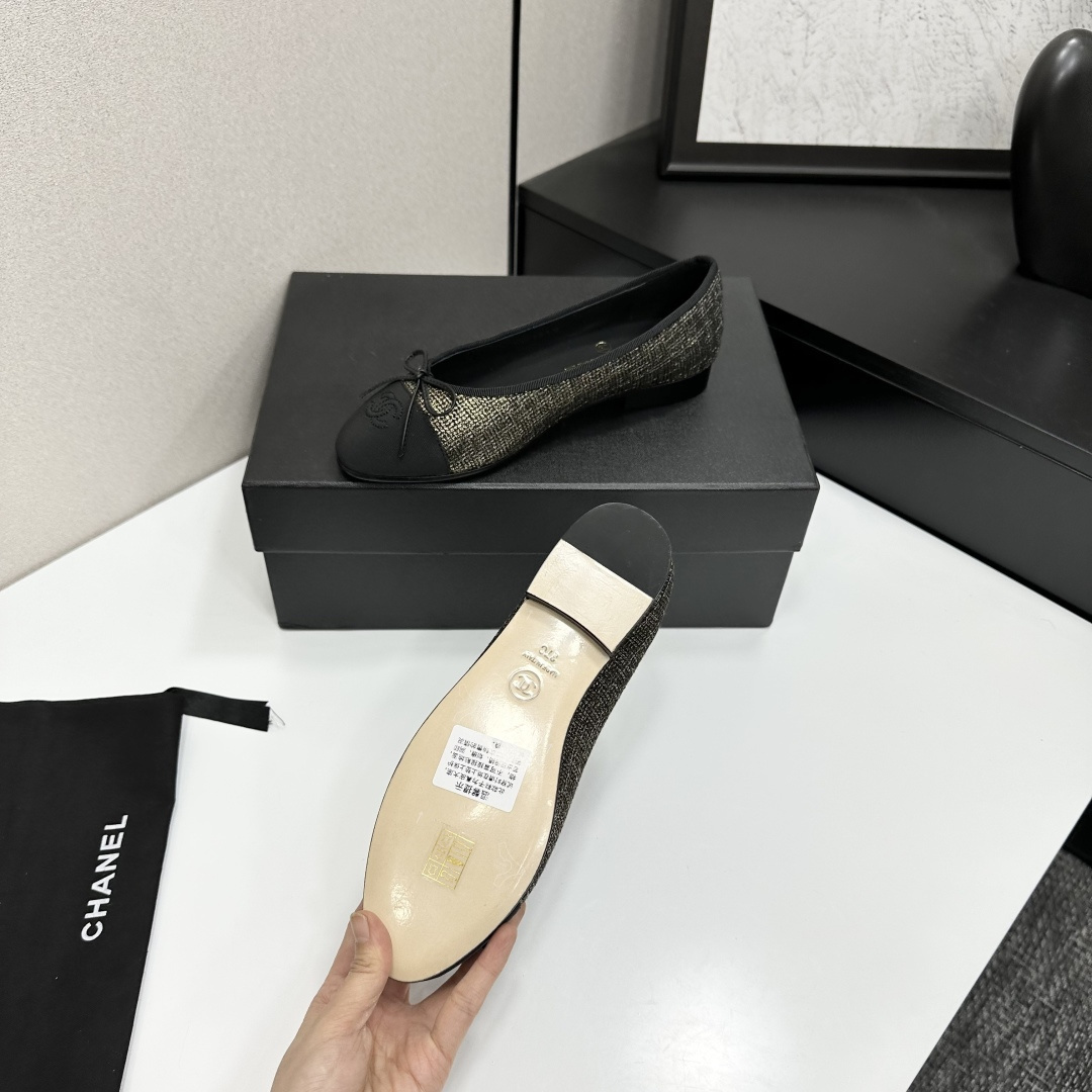 Luxurious Chanel ballet flats featuring a gold and black tweed pattern with a black CC logo toe cap. - Hình 4