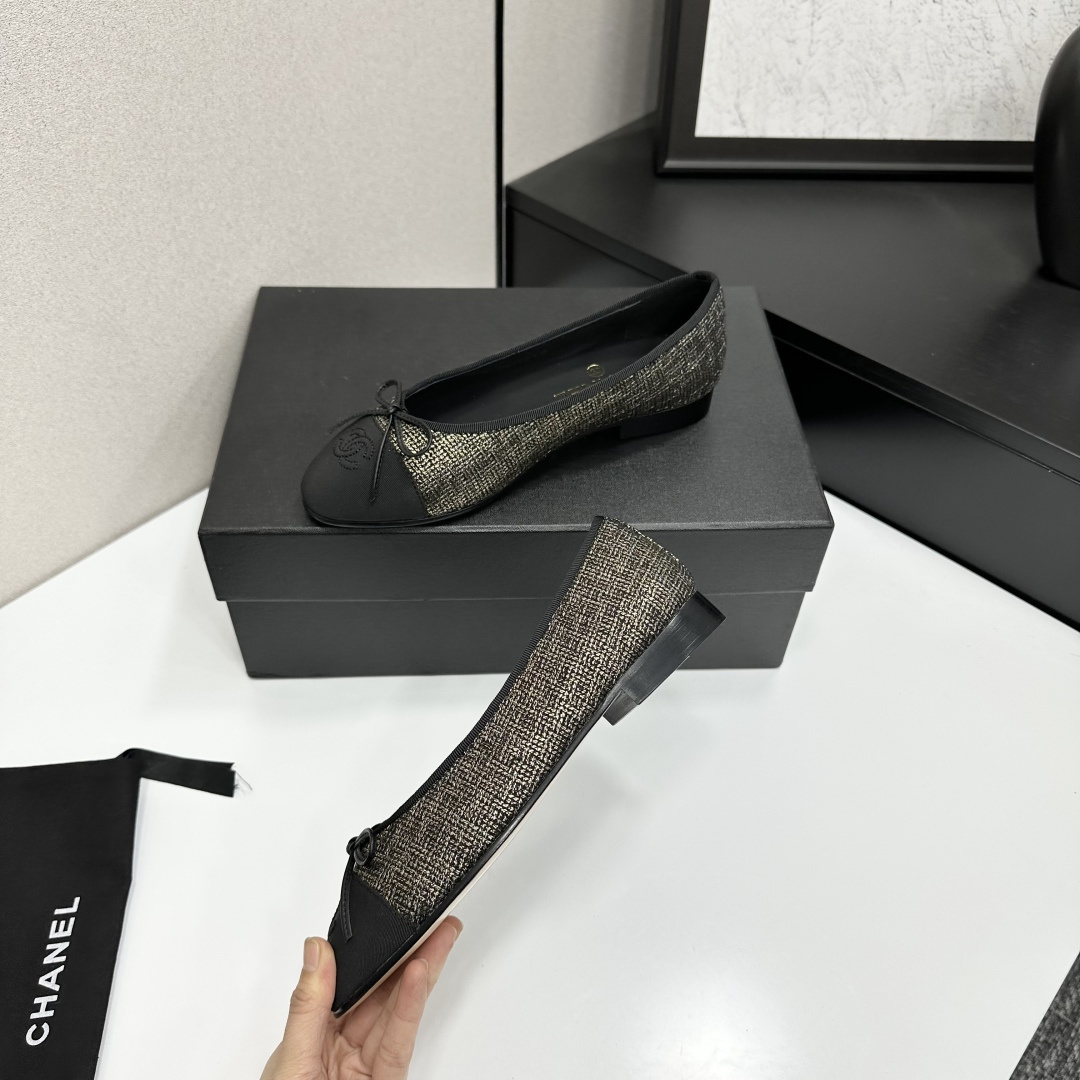Luxurious Chanel ballet flats featuring a gold and black tweed pattern with a black CC logo toe cap. - Hình 3