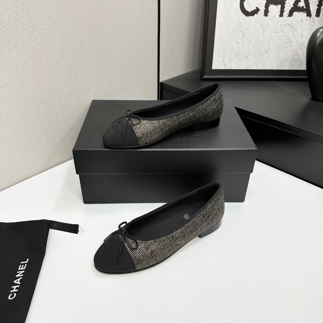 Luxurious Chanel ballet flats featuring a gold and black tweed pattern with a black CC logo toe cap. - Hình 2