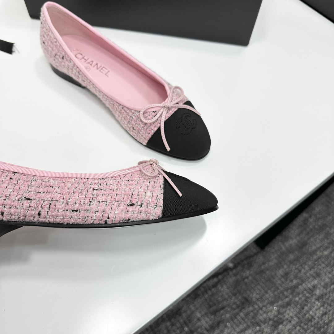 Chanel pink tweed ballerina flats with black cap toe and bow detail on a black box - Hình 10