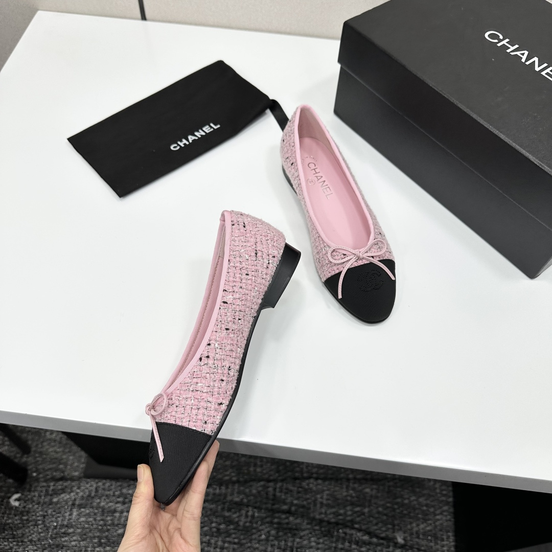 Chanel pink tweed ballerina flats with black cap toe and bow detail on a black box - Hình 9