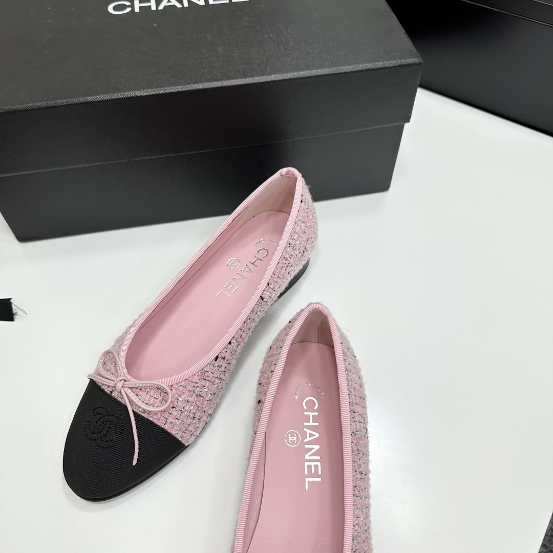 Chanel pink tweed ballerina flats with black cap toe and bow detail on a black box - Hình 8