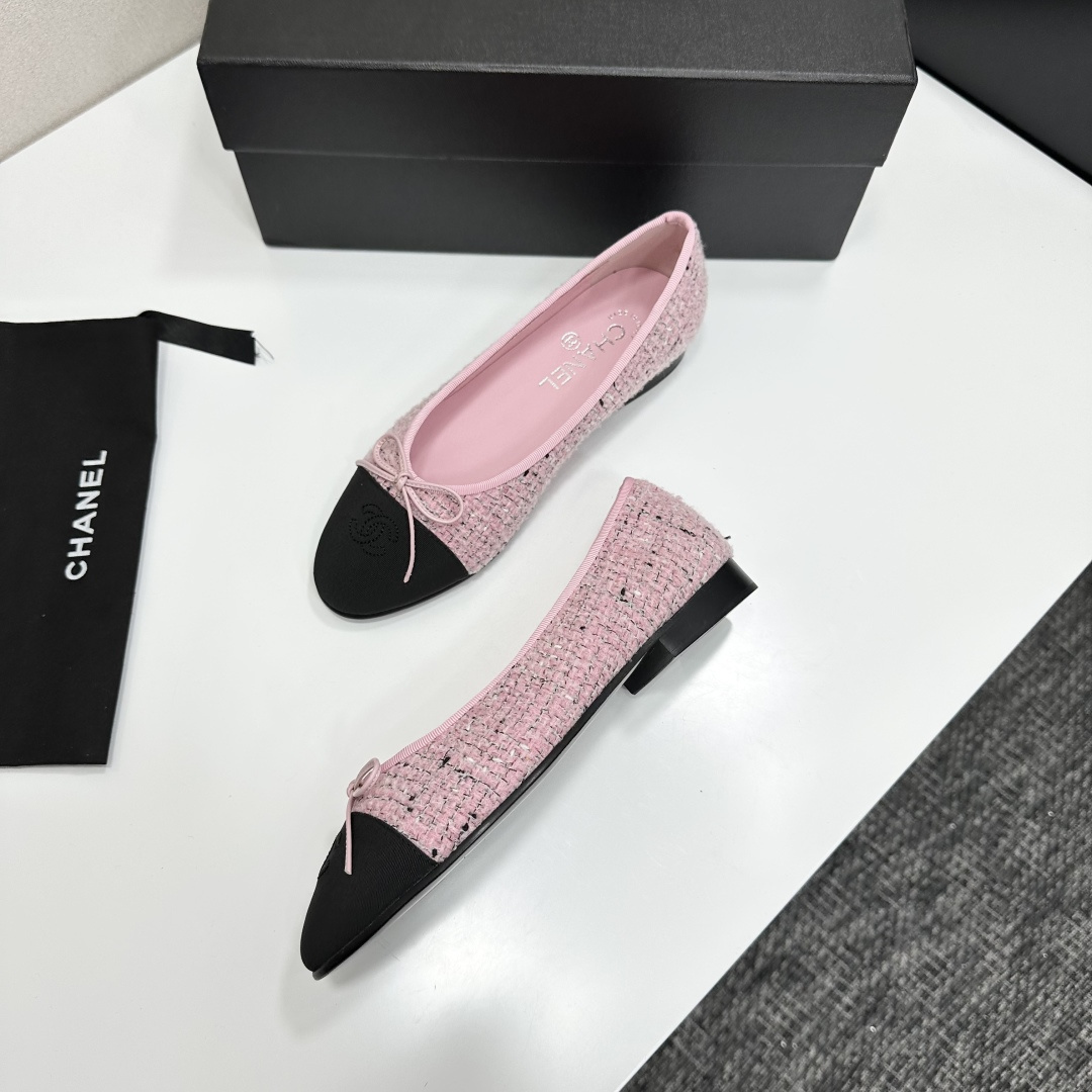Chanel pink tweed ballerina flats with black cap toe and bow detail on a black box - Hình 7