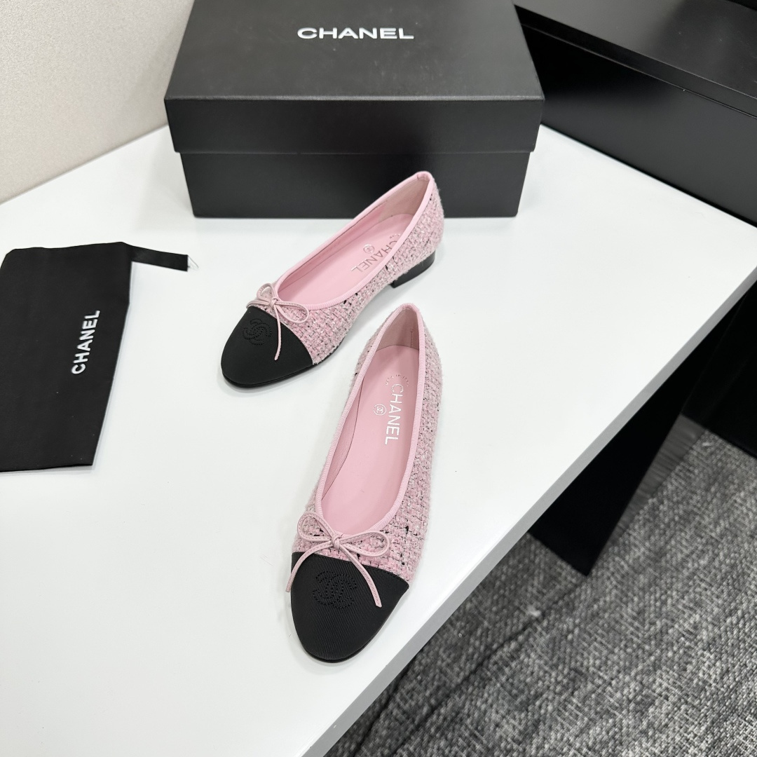 Chanel pink tweed ballerina flats with black cap toe and bow detail on a black box - Hình 6