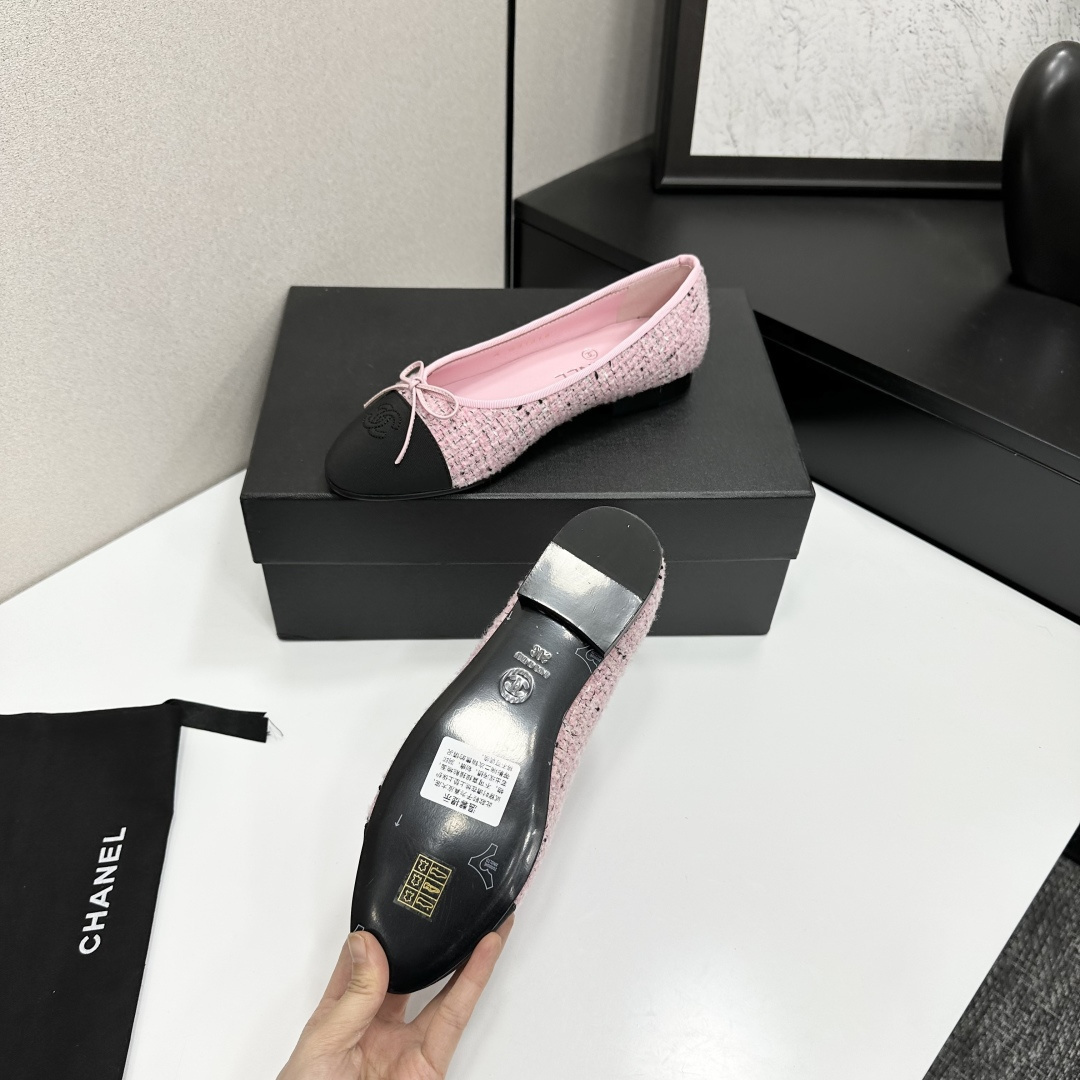 Chanel pink tweed ballerina flats with black cap toe and bow detail on a black box - Hình 5