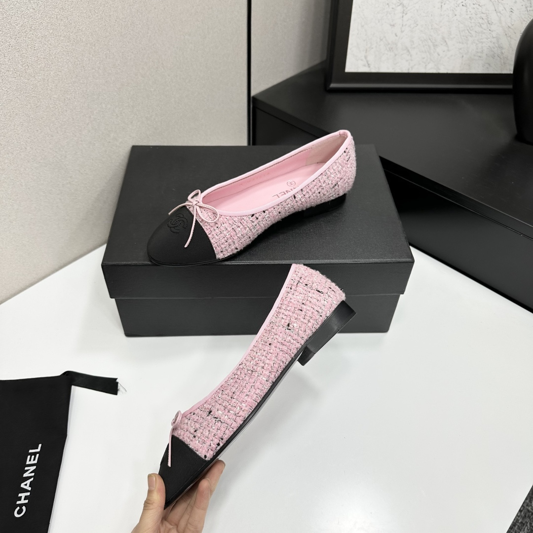 Chanel pink tweed ballerina flats with black cap toe and bow detail on a black box - Hình 4