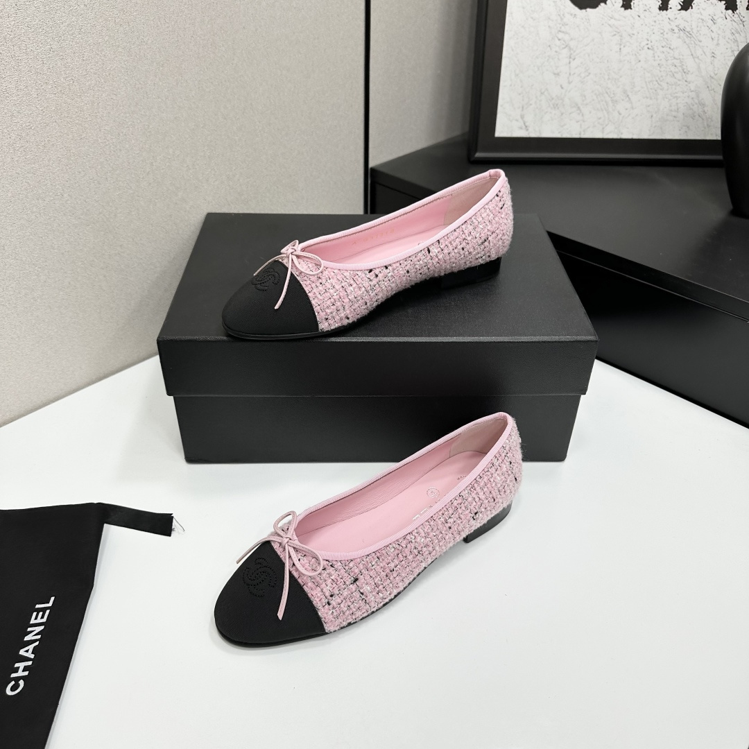 Chanel pink tweed ballerina flats with black cap toe and bow detail on a black box - Hình 3