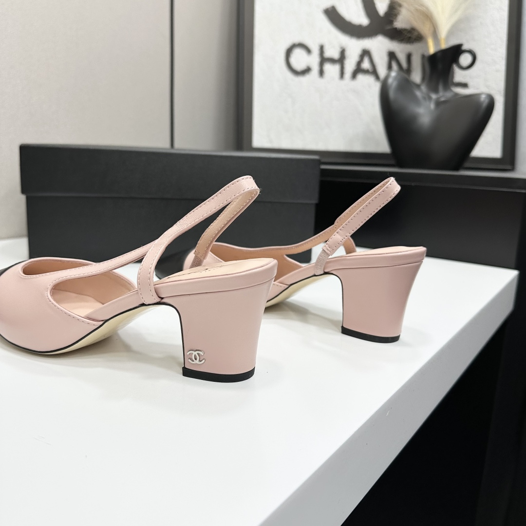 Luxury Chanel pink leather slingback pumps with a black toe cap and a block heel featuring the silver CC logo. - Hình 7