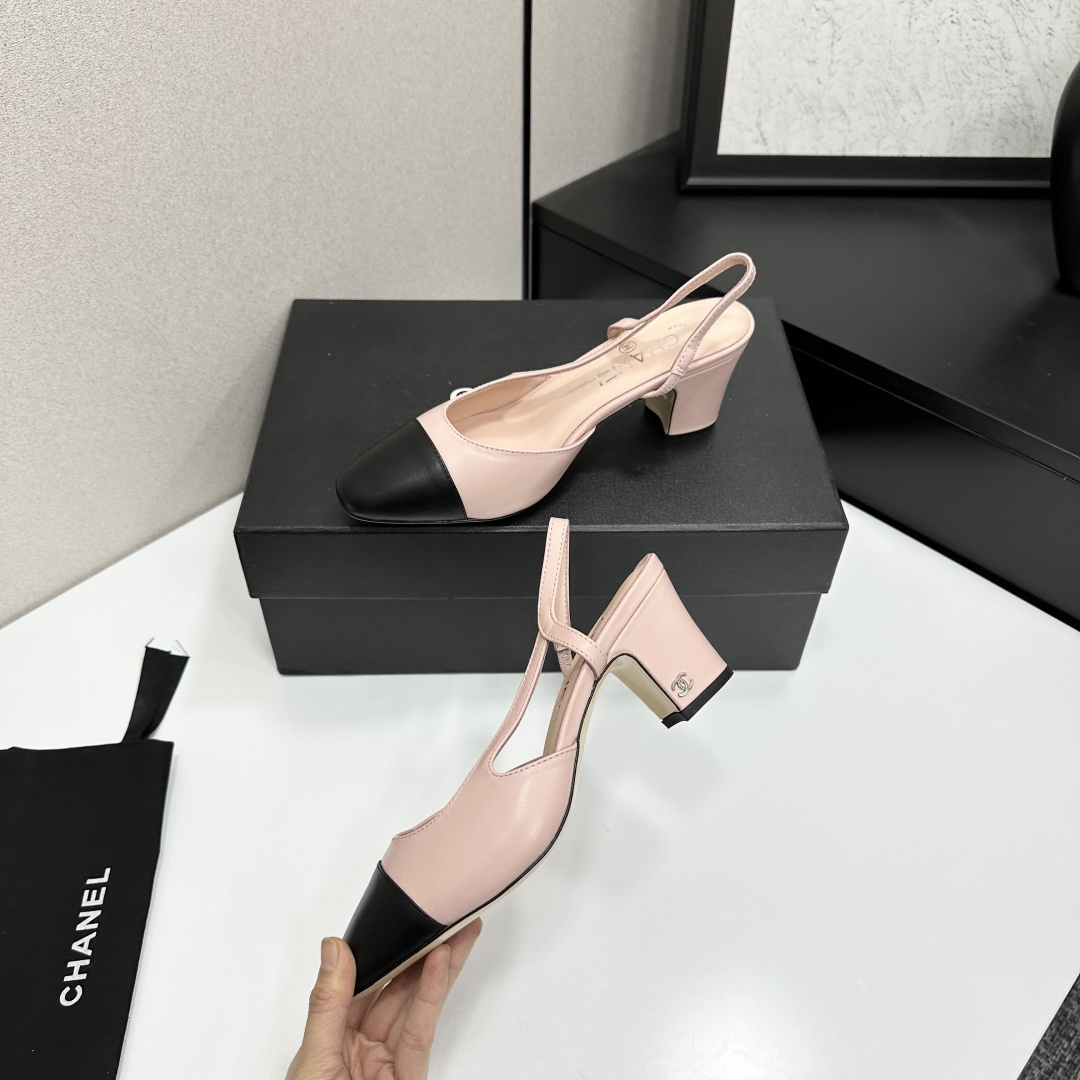 Luxury Chanel pink leather slingback pumps with a black toe cap and a block heel featuring the silver CC logo. - Hình 3