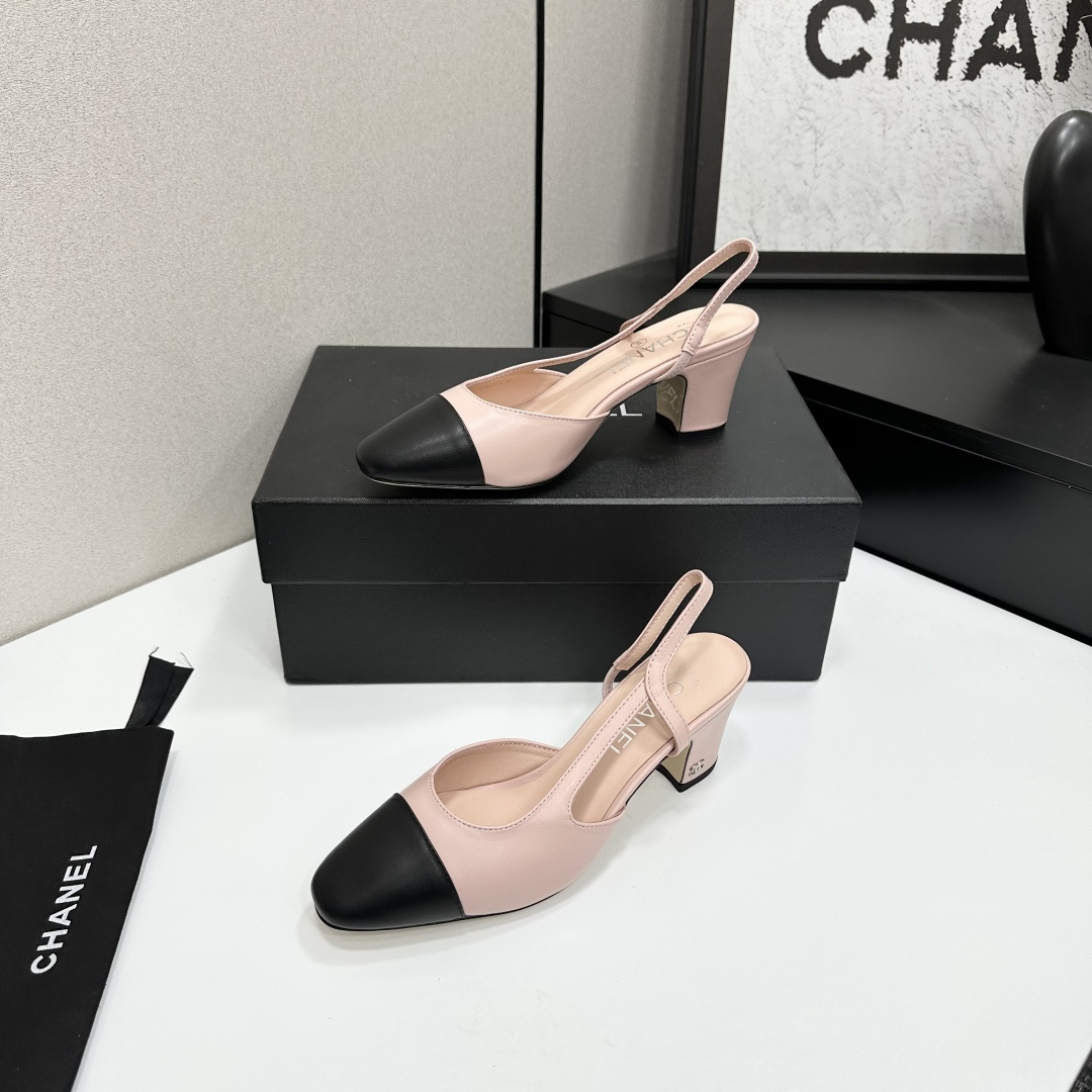 Luxury Chanel pink leather slingback pumps with a black toe cap and a block heel featuring the silver CC logo. - Hình 2