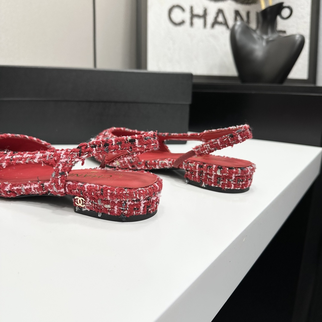 Luxury Chanel red multi-color tweed slingback flats with a black cap toe and gold CC logo on the heel. - Hình 9